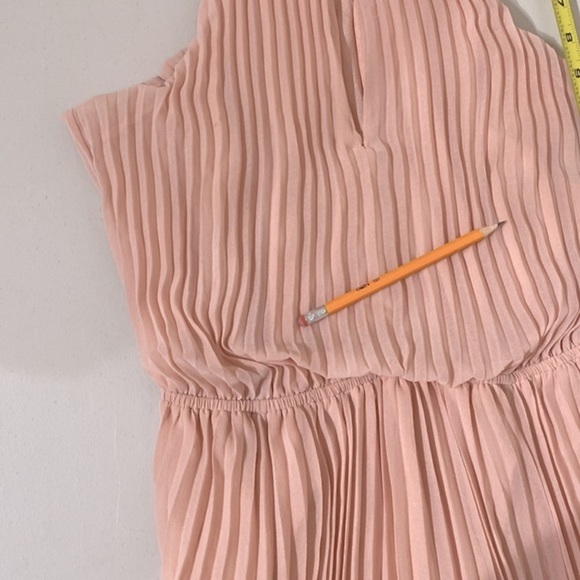 bebe Louisa Necklace Detail Pleated maxi blouson dress in peach chiffon size 6P - Picture 13 of 14
